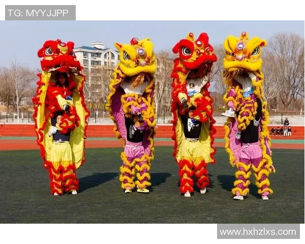 足球明星亲临现场欣赏中国传统舞狮表演展现文化魅力与激情碰撞 足球明星亲临现场欣赏中国传统舞狮表演展现文化魅力与激情碰撞